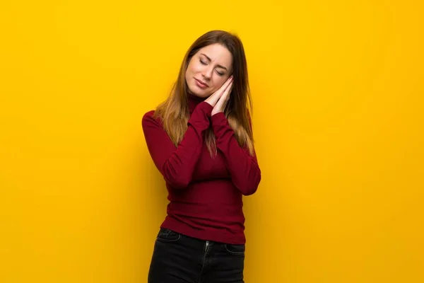 Donna Con Dolcevita Sopra Parete Gialla Facendo Gesto Del Sonno — Foto Stock