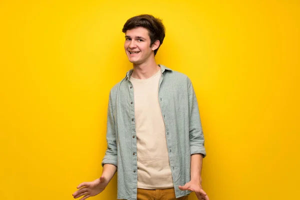 Nastolatek Mężczyzna Nad Uśmiechający Się Ściana Żółty — Zdjęcie stockowe