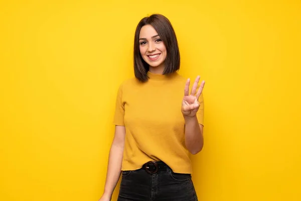 Mujer Joven Sobre Pared Amarilla Feliz Contando Tres Con Los —  Fotos de Stock