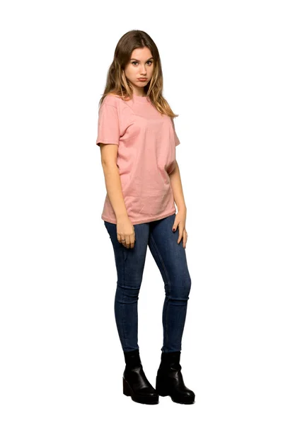 悲しみと落ち込んで式分離の白い背景の上にピンクのセーターとティーンエイ ジャーの女の子のフルレングス ショット — ストック写真