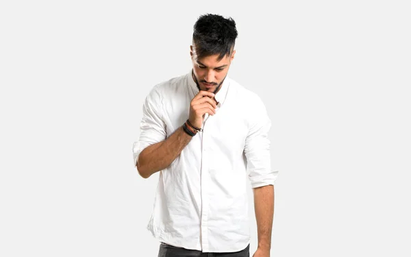 Arabski Młody Człowiek Białej Koszuli Stojący Patrzący Dół Szarym Tle — Zdjęcie stockowe