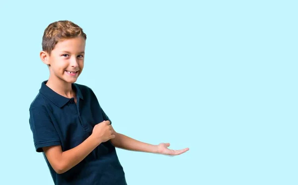 Niño Apuntando Hacia Atrás Con Dedo Índice Sobre Fondo Azul — Foto de Stock