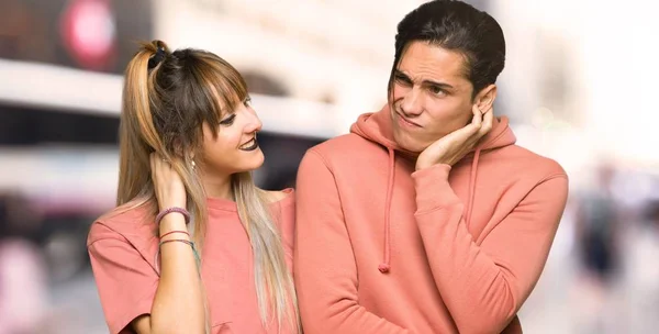 Casal Jovem Pensando Uma Ideia Enquanto Coça Cabeça Cidade — Fotografia de Stock