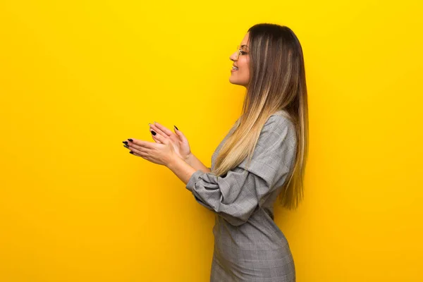 Jeune Femme Avec Des Lunettes Sur Mur Jaune Applaudissements Après — Photo