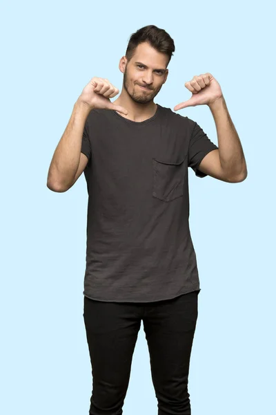 Man Met Zwarte Shirt Duim Omlaag Blauwe Achtergrond Weergegeven — Stockfoto
