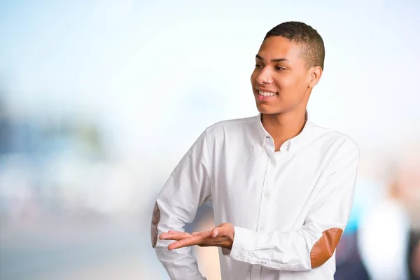 Genç Afro Amerikan Adam Beyaz Gömlek Görünümlü Doğru Odaklanmamış Açık — Stok fotoğraf
