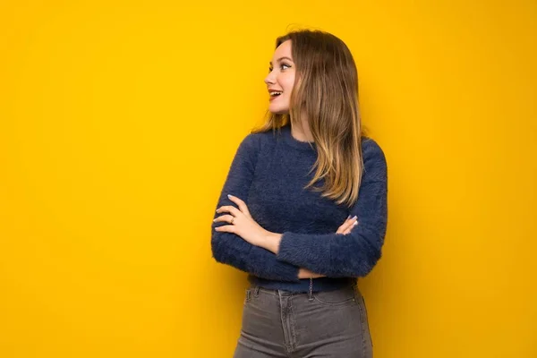 Teenager Mädchen Über Gelbe Wand Glücklich Und Lächelnd — Stockfoto