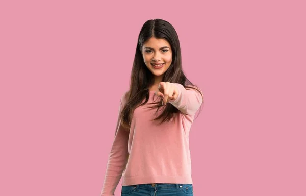 Teenager Mädchen Mit Rosa Hemd Zeigt Mit Dem Finger Auf — Stockfoto