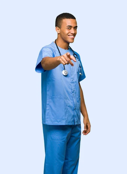Chirurg Dokter Man Punten Vinger Naar Met Een Vertrouwen Uitdrukking — Stockfoto