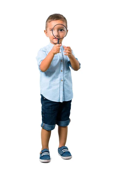 分離の白い背景の上の虫眼鏡と小さな子供 — ストック写真