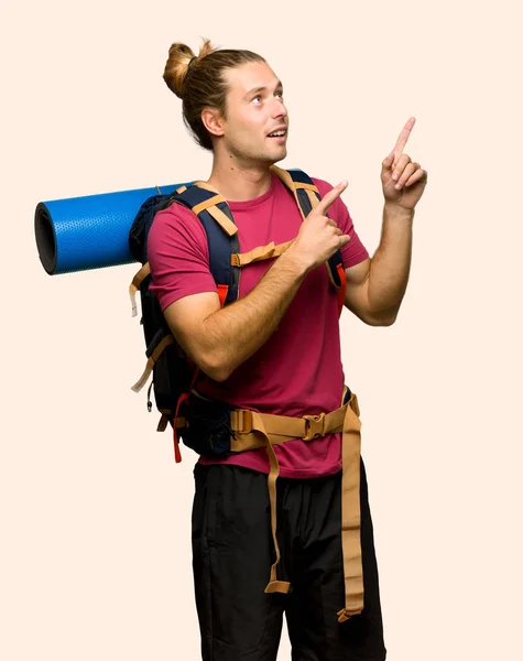 Hiker Man Med Mountain Backpacker Peka Med Pekfingret Och Tittar — Stockfoto