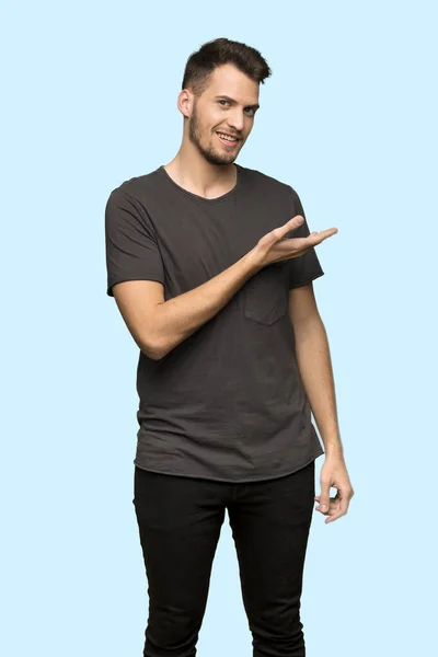 Homem Com Camisa Preta Apresentando Uma Ideia Enquanto Olha Sorrindo — Fotografia de Stock