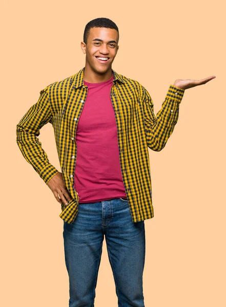 アメリカの若いアフロ男の手のひらに架空の Copyspace を保持分離の背景に広告を挿入するには — ストック写真