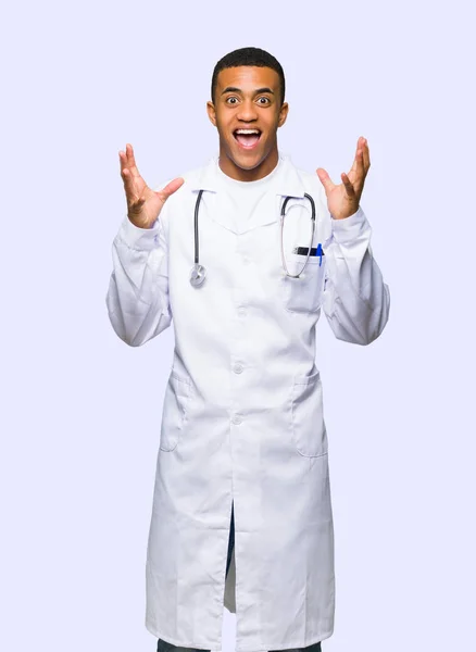 Jeune Afro Américain Homme Médecin Avec Surprise Choqué Expression Faciale — Photo