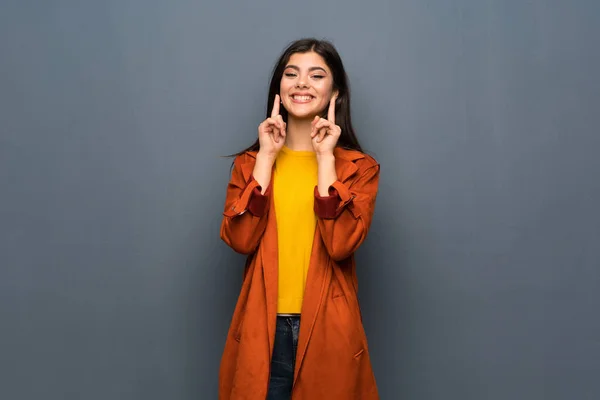 Chica Adolescente Con Abrigo Sobre Pared Gris Sonriendo Con Una — Foto de Stock