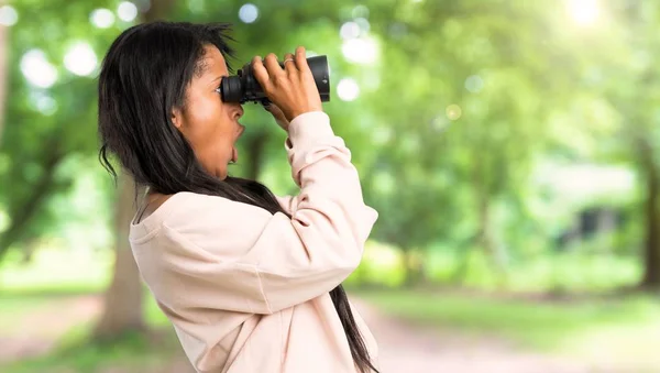 Joven Mujer Afroamericana Mirando Lejos Con Prismáticos Aire Libre —  Fotos de Stock