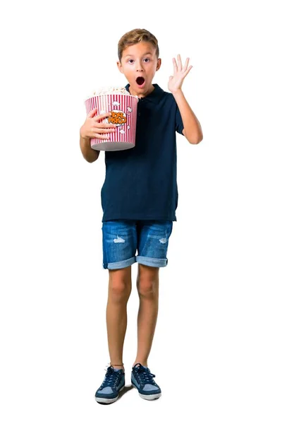 Kleines Kind Isst Popcorn Auf Isoliertem Weißen Hintergrund — Stockfoto