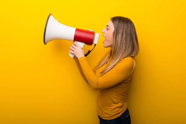 Jonge Vrouw Gele Achtergrond Schreeuwen Door Een Megafoon Kondigen Iets — Stockfoto