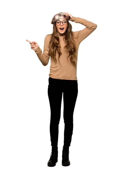 Повнометражний Знімок Молодої Жінки Беретом Вказуючи Пальцем Бік Представляючи Продукт — стокове фото