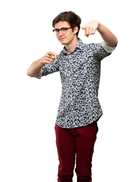Подросток Цветочной Рубашке Очках Указывает Пальцем Улыбаясь Изолированном Белом Фоне — стоковое фото
