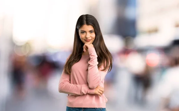 Έφηβο Κορίτσι Ροζ Πουκάμισο Χαμογελώντας Και Κοιτάζοντας Προς Εμπρός Αυτοπεποίθηση — Φωτογραφία Αρχείου