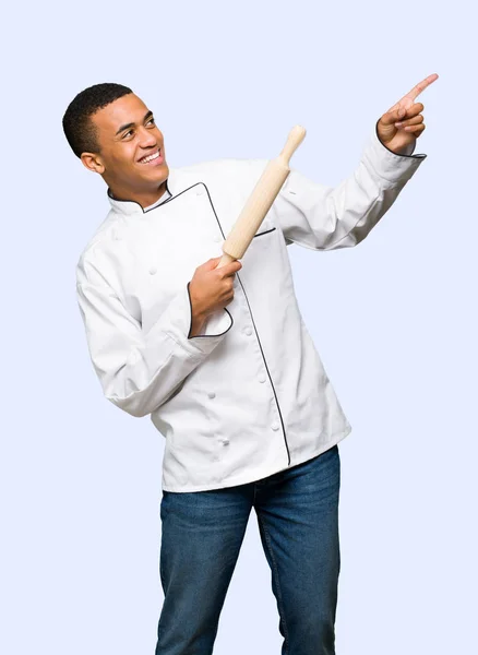 Człowiek Młody Afro American Chef Wskazując Palcem Wskazującym Patrząc Białym — Zdjęcie stockowe