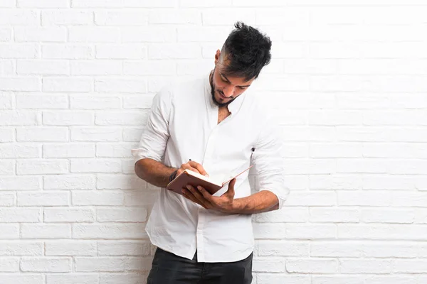 Arabischer Junger Mann Schreibt Notizbuch — Stockfoto