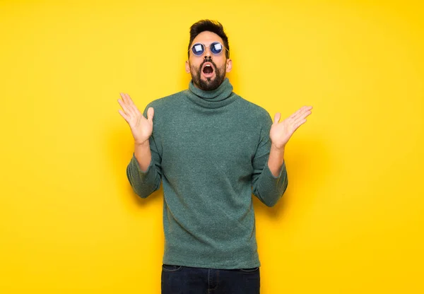 Bel Homme Avec Des Lunettes Soleil Frustré Par Une Mauvaise — Photo