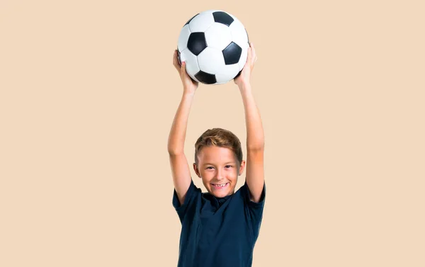 Renk Baackground Üzerinde Futbol Oynayan Küçük Çocuk — Stok fotoğraf
