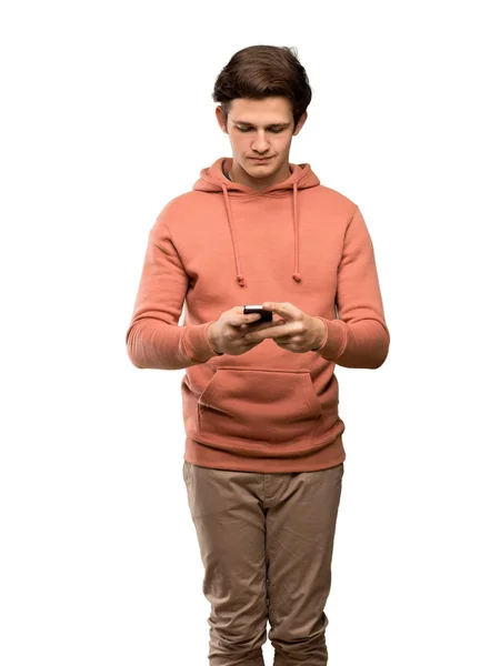 Teenager Mann Mit Sweatshirt Sendet Eine Nachricht Mit Dem Handy — Stockfoto