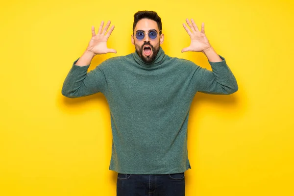 Schöner Mann Mit Sonnenbrille Und Schockiertem Gesichtsausdruck — Stockfoto