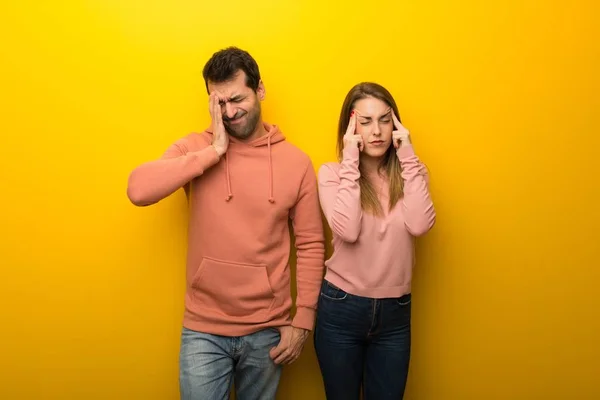 Gruppe Von Zwei Personen Auf Gelbem Hintergrund Unglücklich Und Frustriert — Stockfoto