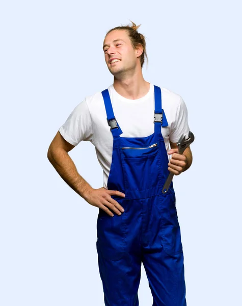 Workman Poserar Med Armar Hip Och Skrattar Isolerade Bakgrund — Stockfoto