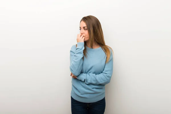 Blonde Woman Isolated White Background Having Doubts — Stock Photo, Image