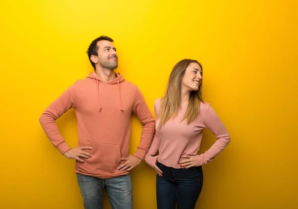 Gruppo Due Persone Sfondo Giallo Posa Con Braccia All Anca — Foto Stock