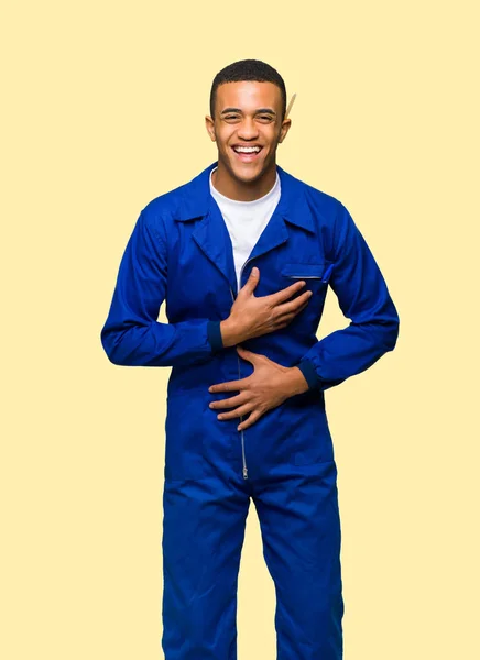 Молодих Афро Американський Робітник Людина Багато Посміхаючись Поклавши Руки Грудях — стокове фото