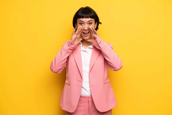 Moderna Kvinnan Med Rosa Kostym Skrika Och Tillkännage Något — Stockfoto