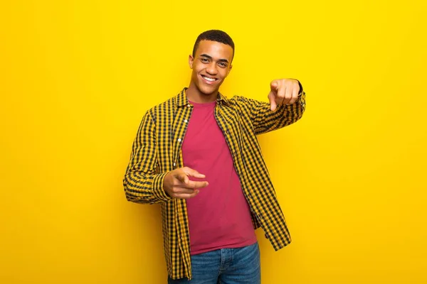 Jovem Afro Americano Fundo Amarelo Aponta Dedo Para Você Enquanto — Fotografia de Stock