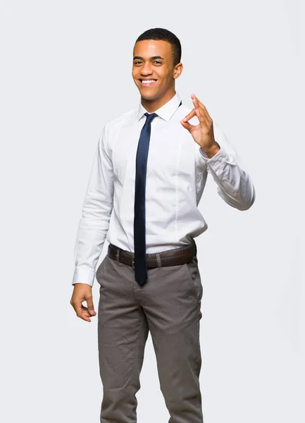 Jeune Homme Affaires Afro Américain Montrant Panneau Avec Les Doigts — Photo