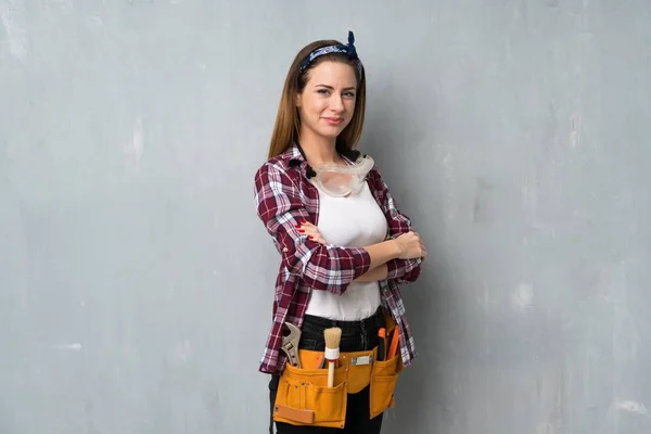 Artesãos Eletricista Mulher Com Braços Cruzados Olhando Para Frente — Fotografia de Stock