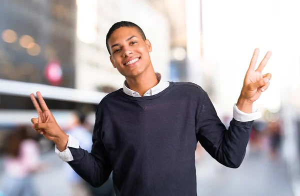 Jovem Afro Americano Sorrindo Mostrando Sinal Vitória Meio Cidade — Fotografia de Stock