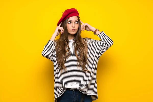 Kızla Fransız Tarzı Şüpheleri Düşünme Sarı Duvardan — Stok fotoğraf