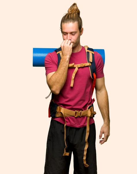 Hiker Man Mountain Backpacker Having Doubts Isolated Background — Stock Photo, Image