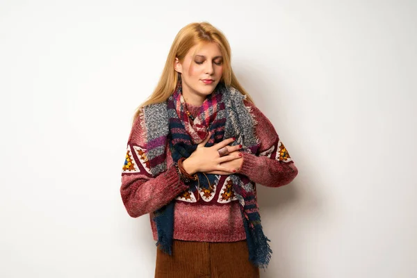Hippie Kvinna Över Vit Vägg Med Smärta Hjärtat — Stockfoto