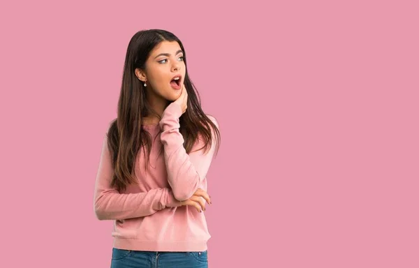 Chica Adolescente Con Camisa Rosa Sorprendida Sorprendida Mientras Mira Derecha —  Fotos de Stock