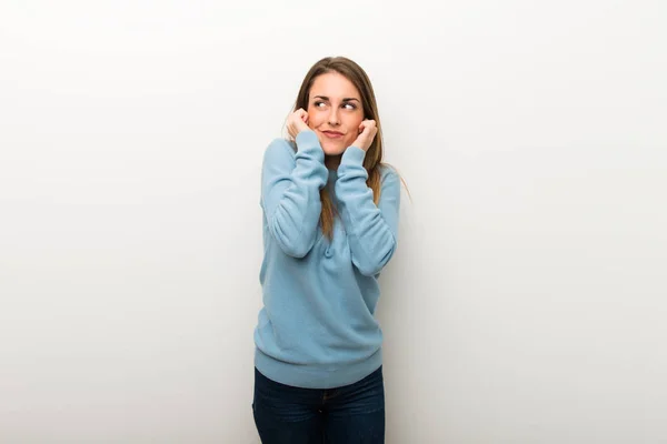 Mujer Rubia Sobre Fondo Blanco Aislado Cubriendo Las Orejas Con — Foto de Stock