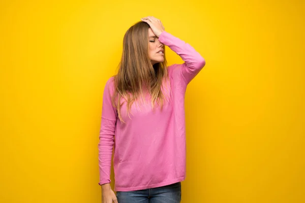 Mulher Com Suéter Rosa Sobre Parede Amarela Percebeu Algo Pretendendo — Fotografia de Stock