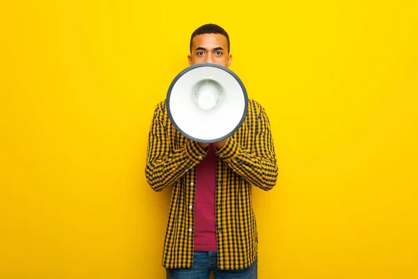 Jonge Afro Amerikaanse Man Gele Achtergrond Schreeuwen Door Een Megafoon — Stockfoto