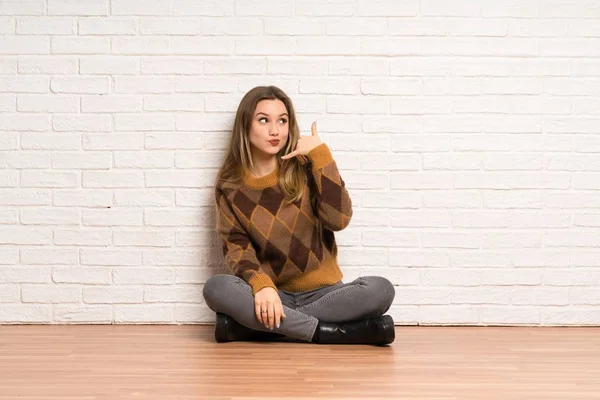 Tiener Meisje Zittend Vloer Telefoon Gebaar Maken Twijfelen Aan — Stockfoto