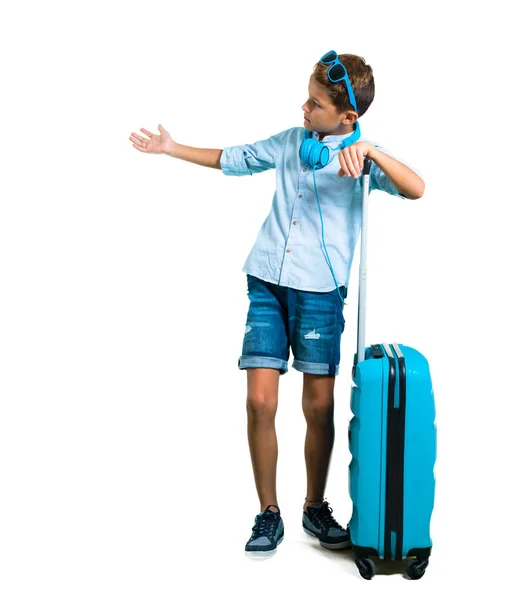 Całe Ciało Dziecka Okulary Słuchawki Podróży Wraz Walizką Wskazując Powraca — Zdjęcie stockowe